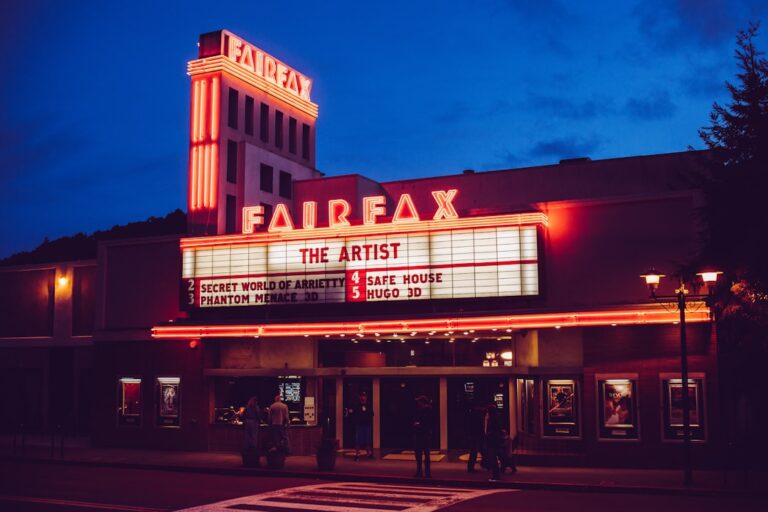 Noc Teatrów a sztuka współczesna – jakie spektakle zobaczyć?