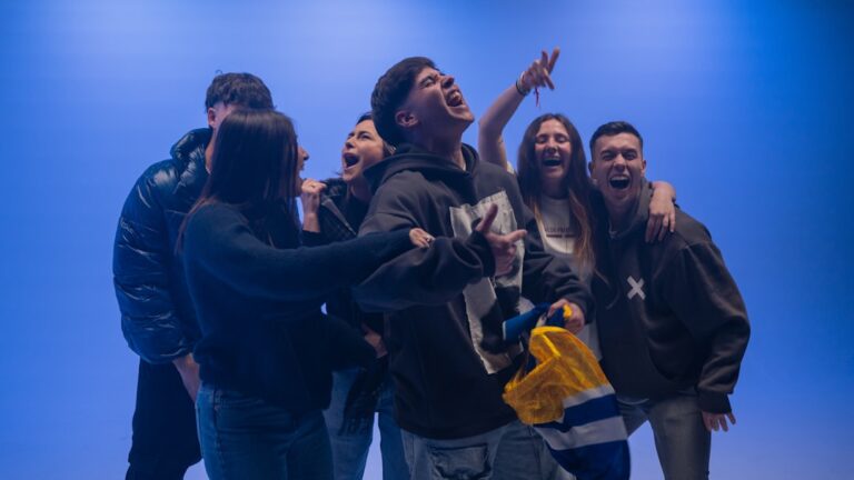 Teatr dla seniorów – jak wybrać wydarzenia dostosowane do potrzeb?