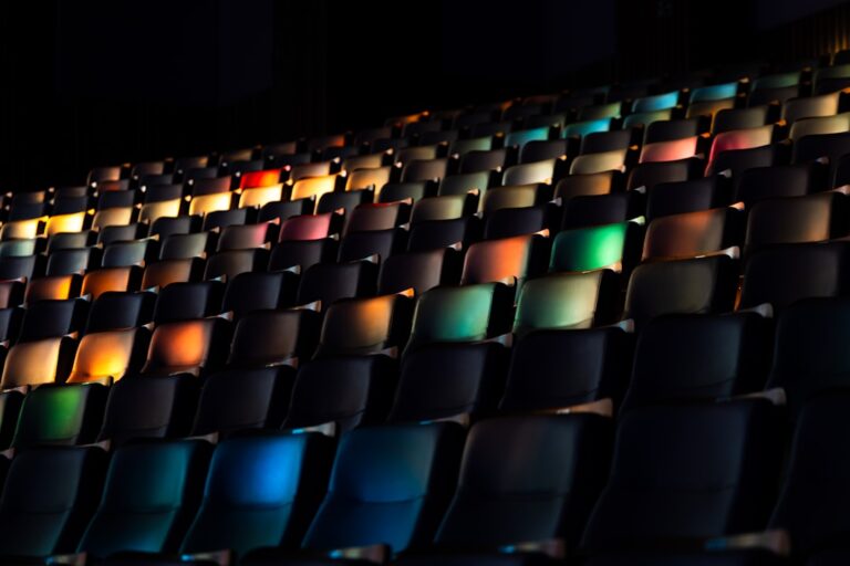 Jak wybrać najlepsze miejsce na spektaklu teatralnym?